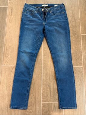 Levi’s Women’s 711 The Skinny Jeans in Dark Blue Color Stretchy Jeans sz 30
